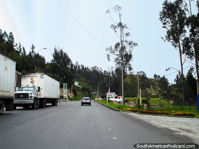 Heading by taxi from the border at Rumichaca to Ipiales. (640x480px). Colombia, South America.