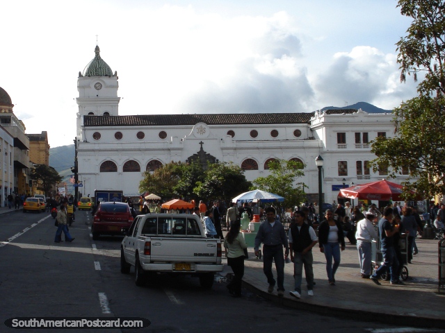 A rua junto de igreja de San Juan e Praa Narino em Pasto. (640x480px). Colmbia, Amrica do Sul.