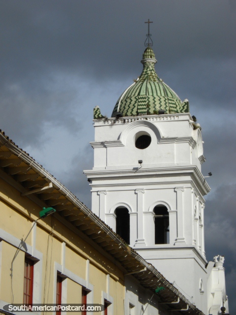 O campanrio e cpula de Igreja San Juan Bautista em Pasto. (480x640px). Colmbia, Amrica do Sul.