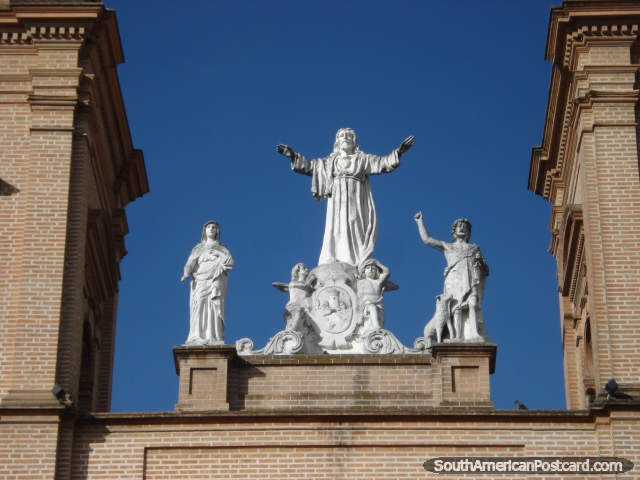 La estatua religiosa blanca figura en la cima de la catedral en Pasto. (640x480px). Colombia, Sudamerica.