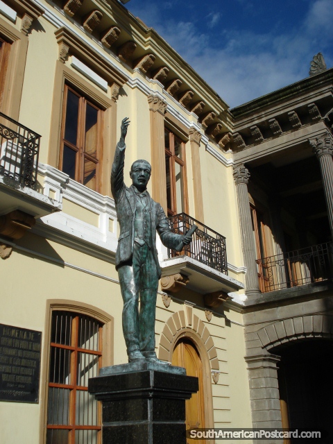 Statue of sculptor Eduardo Zuniga Erazo in Pasto. (480x640px). Colombia, South America.