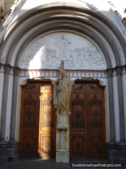 Entrada arcada e portas de madeira de igreja Cristo Rey em Pasto. (480x640px). Colmbia, Amrica do Sul.