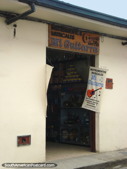 Mi Guitarra, a guitar shop in Popayan. (480x640px). Colombia, South America.
