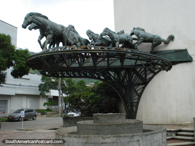 Monumento de muchos caballos en Cali. (640x480px). Colombia, Sudamerica.