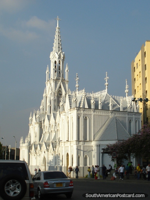 Catedral Gtica blanca asombrosa, iglesia de Ermita en Cali. (480x640px). Colombia, Sudamerica.
