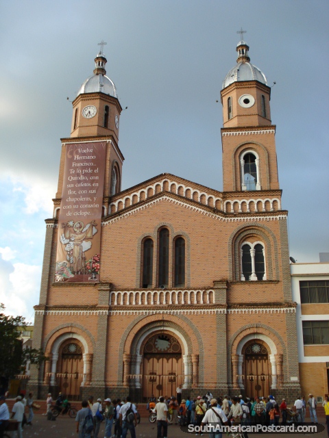 La catedral de ladrillo roja con 2 torres en Armenia. (480x640px). Colombia, Sudamerica.