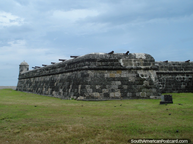 10 canhões espalham-se ao longo da parede de forte de pedra em Cartagena. (640x480px). Colômbia, América do Sul.
