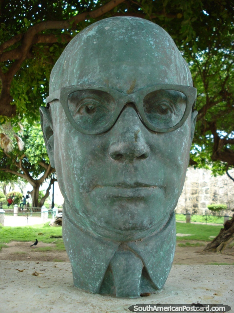 Bronze head of Carlos Lleras Restrepo (1908-1994), ex-President, Cartagena. (480x640px). Colombia, South America.