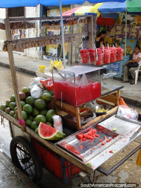 Piezas de la sandía en una taza y zumo en un carro en Cartagena. (480x640px). Colombia, Sudamerica.