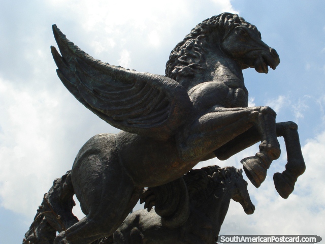 2 monumento de cavalos do lado de fora das paredes de cidade perto da água em Cartagena. (640x480px). Colômbia, América do Sul.