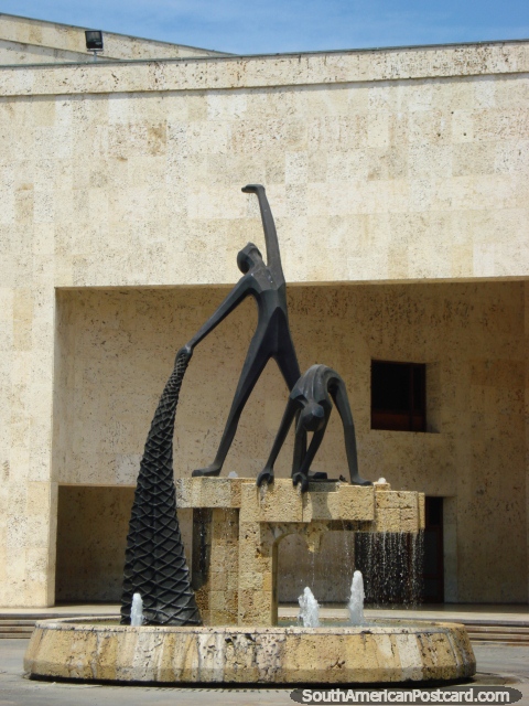 Una estatua asombrosa de 2 figuras y una fuente fuera de la ciudad vieja de Cartagena. (480x640px). Colombia, Sudamerica.