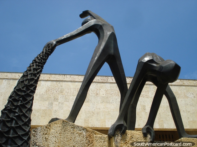 Estatuas de 2 figuras fuera del Centro de convenciones de Cartagena. (640x480px). Colombia, Sudamerica.