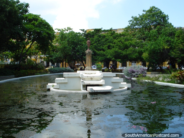 Pond, fountain and gardens at Parque Centenario in Cartagena. (640x480px). Colombia, South America.