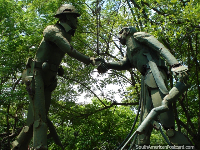 2 soldados de estanho que apertam a mo, um monumento em Parque Centenario em Cartagena. (640x480px). Colmbia, Amrica do Sul.