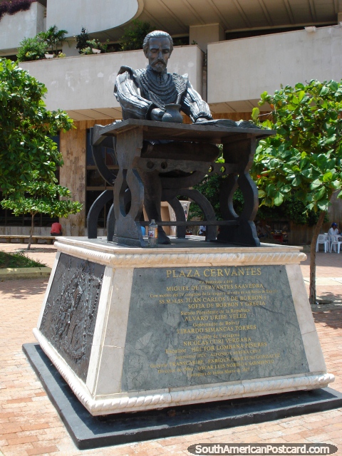 Homenaje a Miguel de Cervantes Saavedra (1547-1616), un poeta Español y dramaturgo en Plaza Cervantes en Cartagena. (480x640px). Colombia, Sudamerica.