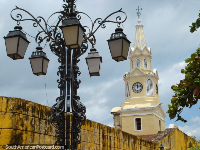 Iluminao de rua e a torre de relgio em Cartagena. (640x480px). Colmbia, Amrica do Sul.