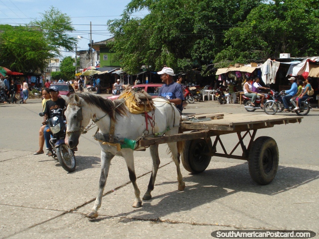 Os cavalos e as carretas, as motocicletas e os carros compartilham as ruas de Magangue. (640x480px). Colmbia, Amrica do Sul.