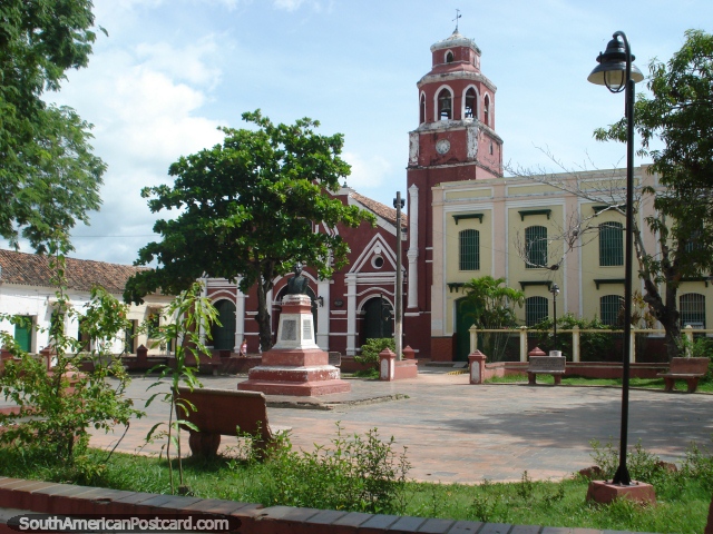 Plaza San Francisco, park, statue and church, Mompos. (640x480px). Colombia, South America.