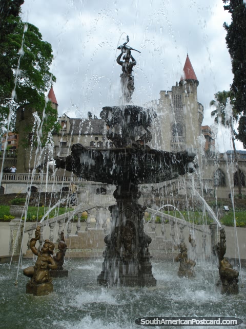 Olhar em direo ao castelo em El Castillo em Medelln. (480x640px). Colmbia, Amrica do Sul.