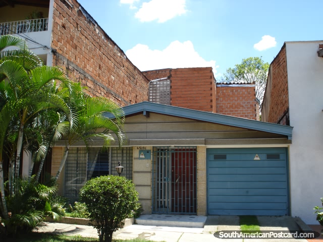 Pablo Escobar matou-se no telhado da parte azul desta casa em Medelln. (640x480px). Colmbia, Amrica do Sul.