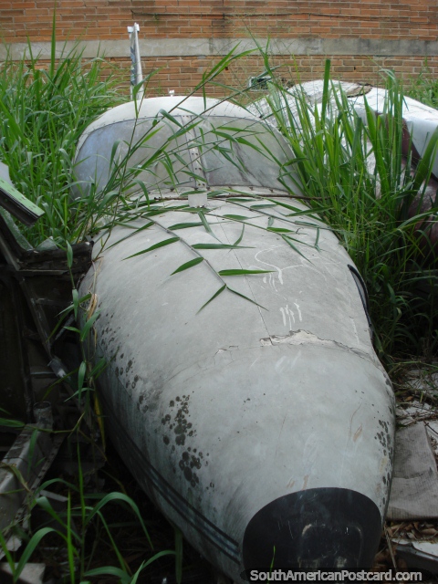 Un viejo avin que pertenece a Pablo Escobar est en la hierba, Medelln. (480x640px). Colombia, Sudamerica.