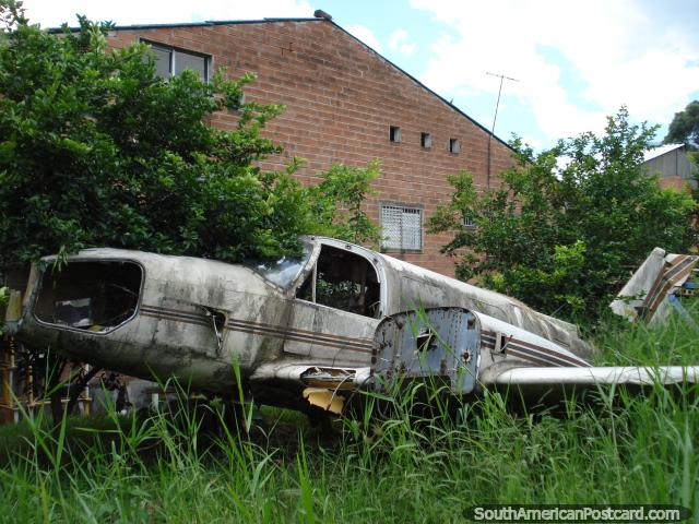 Destruio de avio que pertence a Pablo Escobar em Medelln. (640x480px). Colmbia, Amrica do Sul.