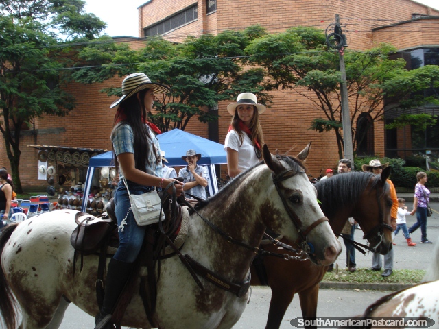 Meninas em cavalos, chapus, cabelo longo, bonito, Medelln. (640x480px). Colmbia, Amrica do Sul.