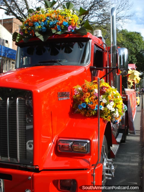 Caminhão e flores em Feira das Flores em Medellïn. (480x640px). Colômbia, América do Sul.