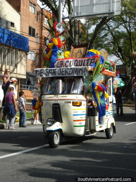 Un mototaxi con muchas decoraciones en Feria de las Flores en Medelln. (480x640px). Colombia, Sudamerica.