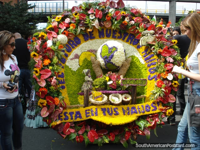 Creaciones de la flor intrincadas en Feria de las Flores, Medellín. (640x480px). Colombia, Sudamerica.