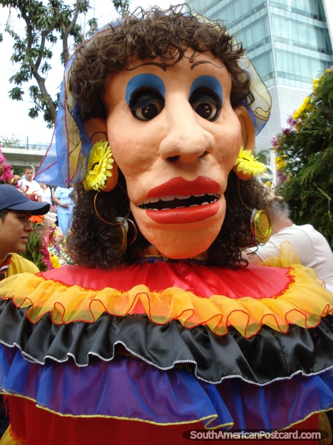 O traje de mulher gigantesco em Feira das Flores em Medellïn. (480x640px). Colômbia, América do Sul.