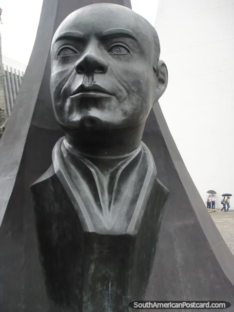 Monumento de Gilberto Echeverri (1936-2003) en Alpujarra en Medellín, político. (480x640px). Colombia, Sudamerica.