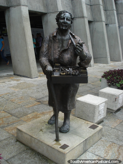 Escultura de bronce de una mujer que vende cosas en Medelln. (480x640px). Colombia, Sudamerica.