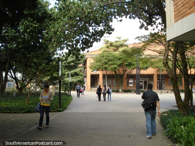Andando em Universidad EAFIT da entrada estudantil principal em Média Las Vegas, Medellïn. (640x480px). Colômbia, América do Sul.