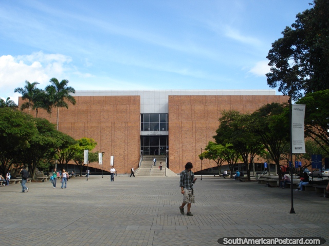 Olhar da praa pblica de estudantes a biblioteca em Universidad EAFIT em Medelln. (640x480px). Colmbia, Amrica do Sul.