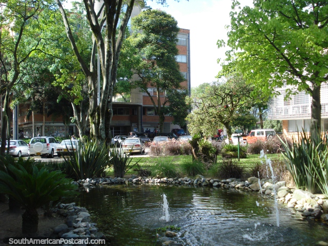 Tanque, fonte e área de parque ervosa em Universidad EAFIT em Medellïn. (640x480px). Colômbia, América do Sul.