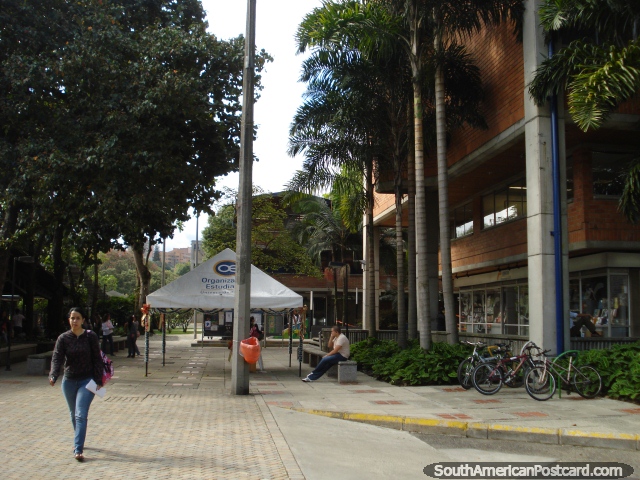 Edificios y áreas de andar en el centro de EAFIT universitario, Medellín. (640x480px). Colombia, Sudamerica.