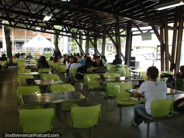 La cafetería en la universidad EAFIT Medellín, un lugar para juntarse, lugar de encuentros, estudia, come y charla. (640x480px). Colombia, Sudamerica.