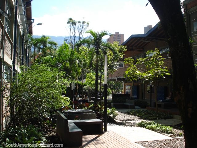 Uma área existente ao ar livre cheia de sol tranquila para descansar, coma ou estude em Universidad EAFIT, Medellïn. (640x480px). Colômbia, América do Sul.