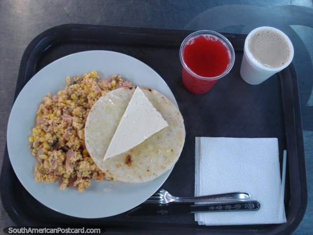 EAFIT café da manhã de Medellïn, ovos mexidos com presunto e grão, um arepa com o queijo, suco e café, amou-o! (640x480px). Colômbia, América do Sul.
