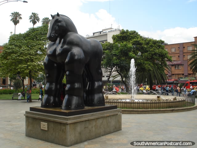 Cavalo de bronze e fonte em Praça Botero Medellin. (640x480px). Colômbia, América do Sul.