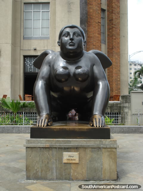 O trabalho de bronze chamado Esfinge (Esfinge), 1995, em Praça Botero Medellin. (480x640px). Colômbia, América do Sul.