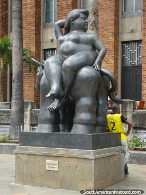 Trabajo de bronce Rapto de Europa, 1991, Plaza Botero Medellín. (480x640px). Colombia, Sudamerica.