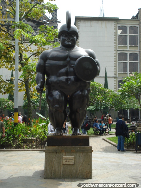 Trabajo de bronce de Soldado Romano en Plaza Botero Medelln. (480x640px). Colombia, Sudamerica.