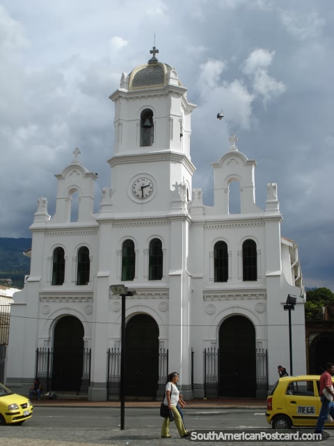 Uma igreja branca em Bello Medelln. (480x640px). Colmbia, Amrica do Sul.