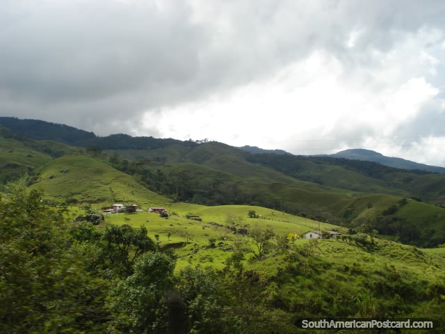 Campo hermoso entre Medelln y Bucaramanga. (640x480px). Colombia, Sudamerica.