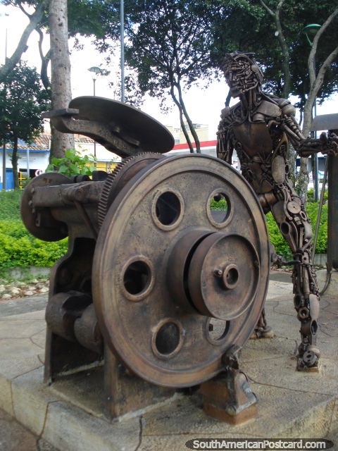 Hombre de bronce como un robot hecho de tuercas y tornillos y chatarra en Bucaramanga. (480x640px). Colombia, Sudamerica.