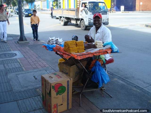 Este homem feliz est vendendo comida feita com coco em uma rua de Bucaramanga. (640x480px). Colmbia, Amrica do Sul.
