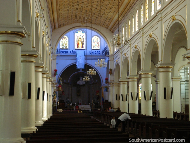 Dentro de Catedral da Sagrada Familia em Bucaramanga, pilares brancos e janelas de vidro manchadas. (640x480px). Colmbia, Amrica do Sul.