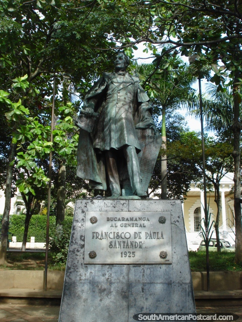 Estatua de Francisco de Paula Santander en Parque Santander en Bucaramanga. (480x640px). Colombia, Sudamerica.